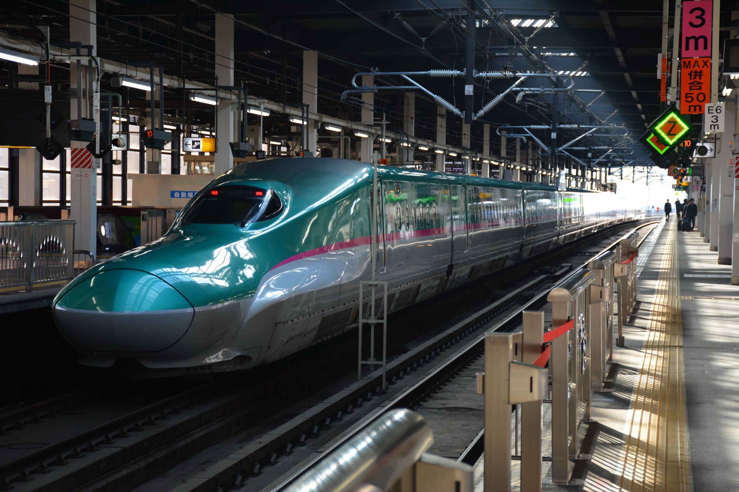 E5 Hayabusa Shinkansen at Morioka Station platform — the split point for Komachi and Hayabusa services