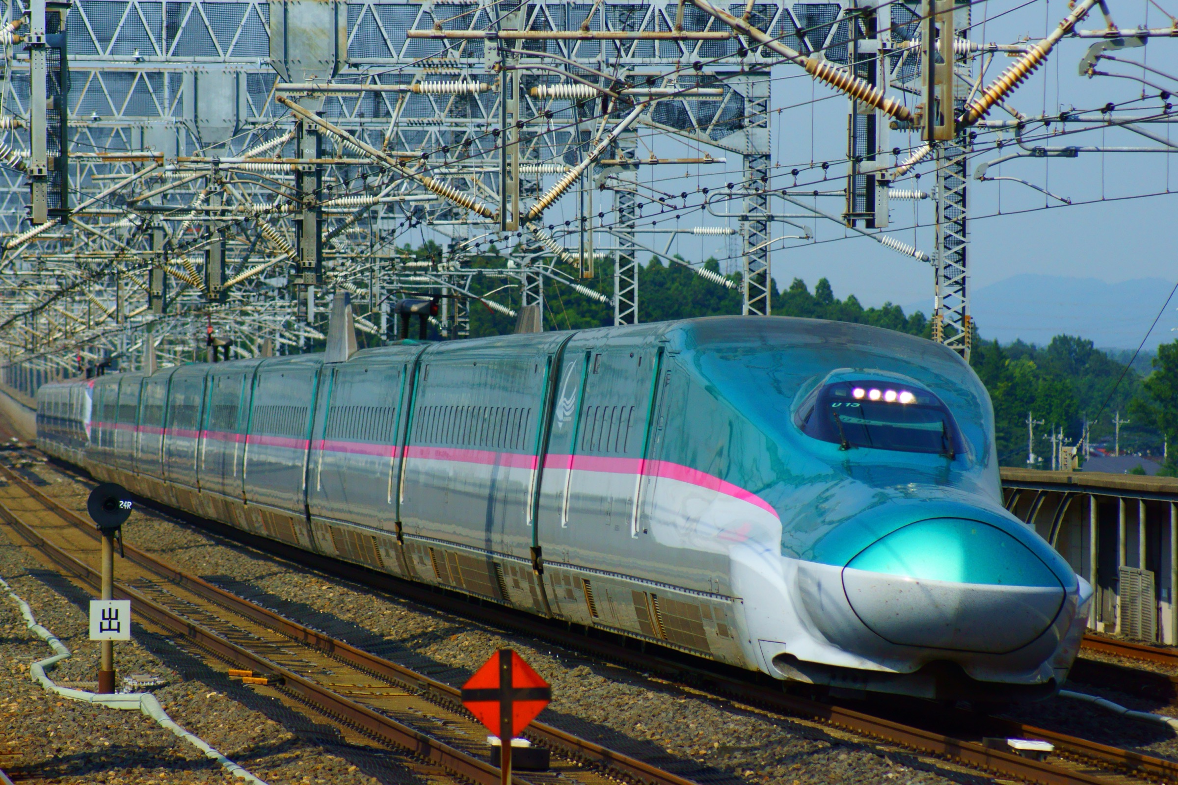 Hayabusa and Komachi Shinkansen trains coupled together at a station