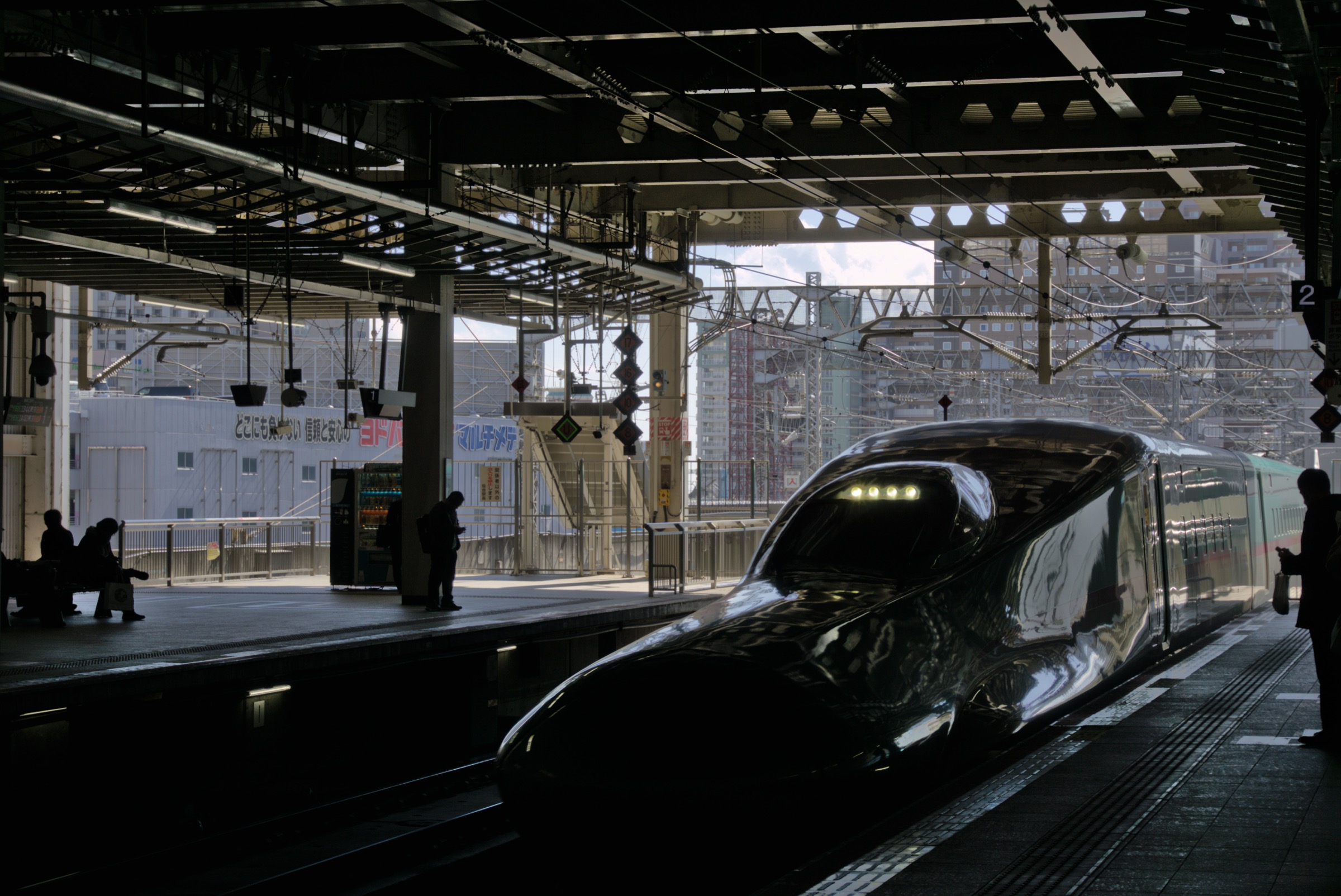 Hayabusa Shinkansen at Sendai Station platform heading toward Shin-Hakodate-Hokuto