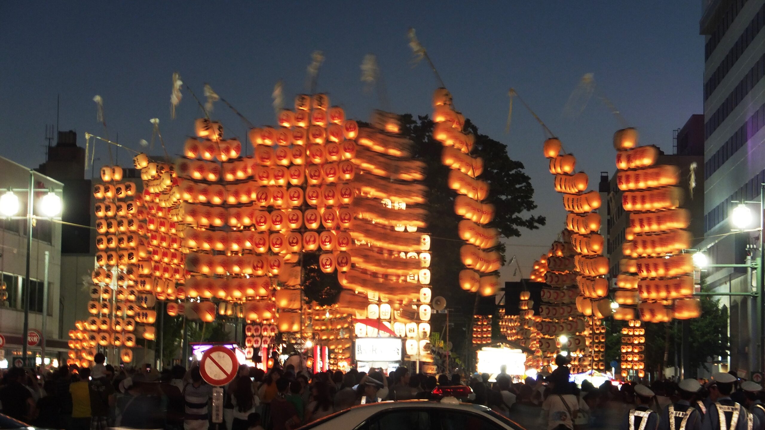 Akita Kanto Festival 2017 showing performers balancing tall bamboo poles with lanterns