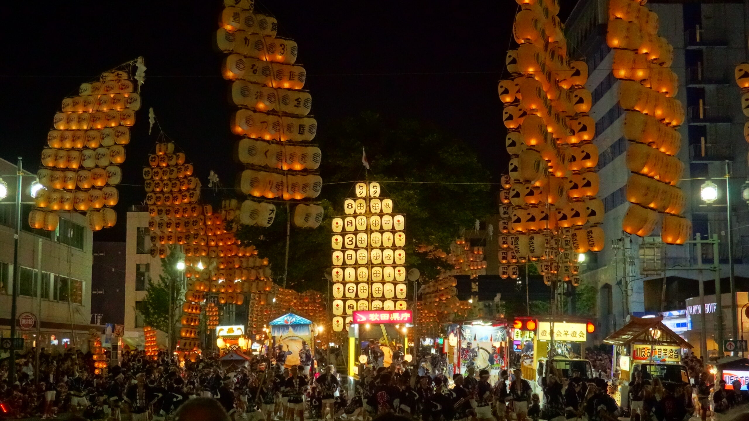 Akita Kanto Festival 2019 wide view showing multiple performers with lanterns in parade