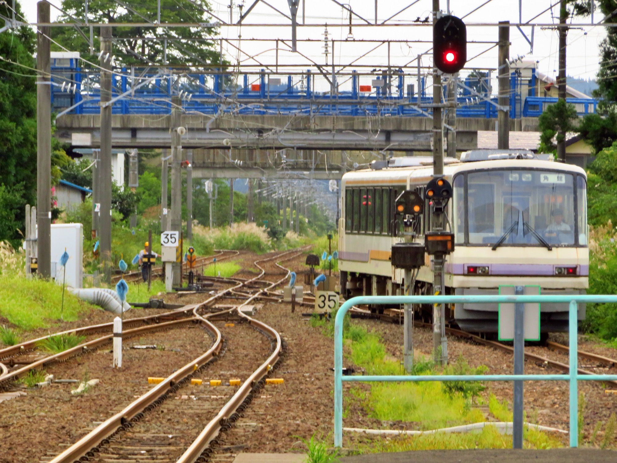 Akita Nairiku Jukan Tetsudo AN-8900 series train at a mountain station