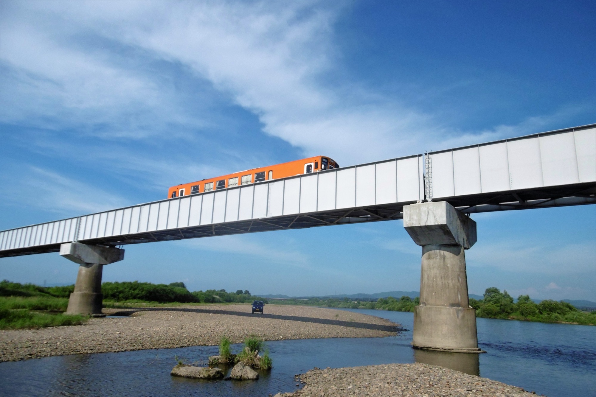 Akita Nairiku Line's iron bridge crossing the Yoneshiro River in Akita
