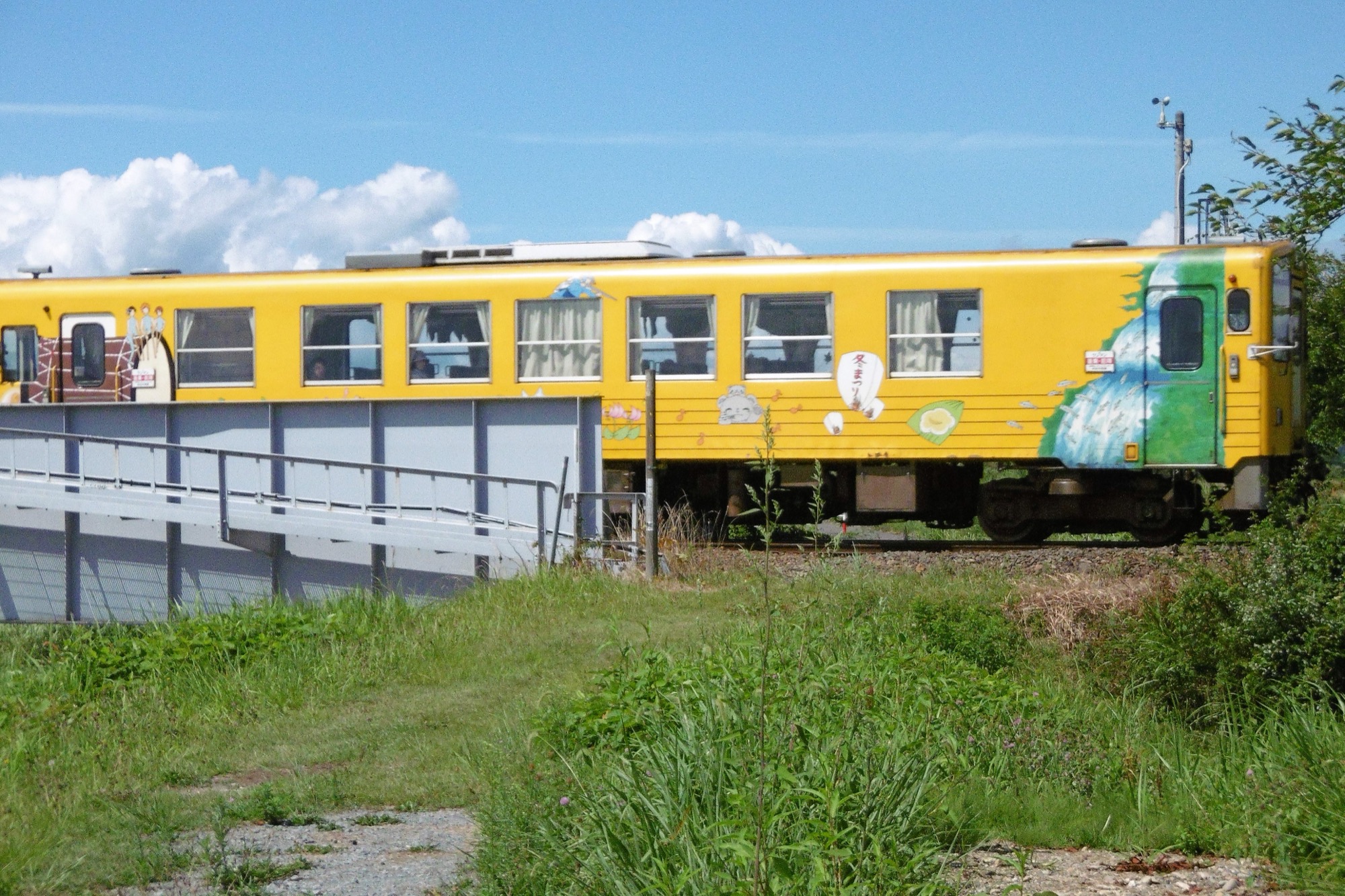 Akita Nairiku Railway running through mountain landscape near Yonekawa River