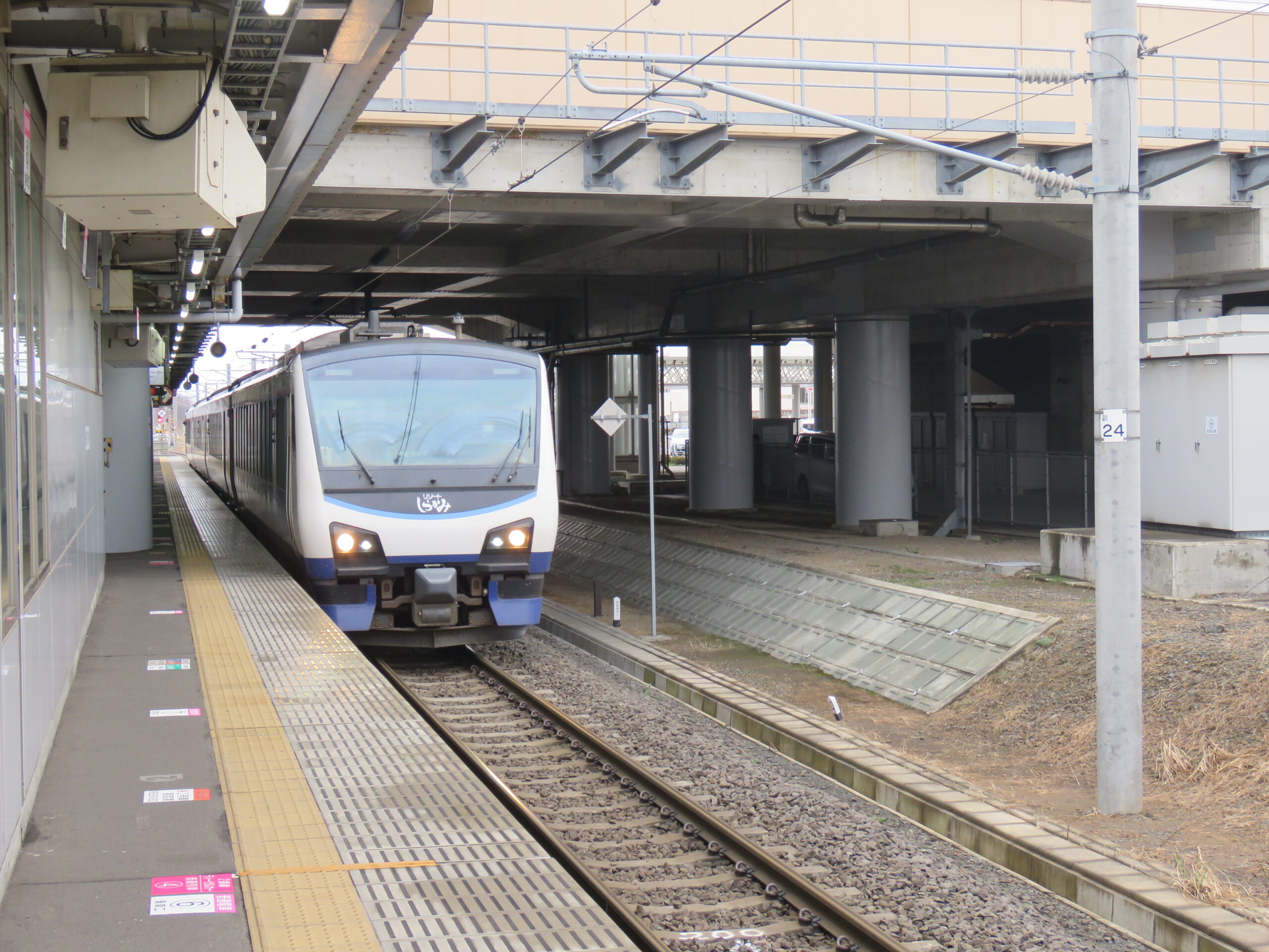 Resort Shirakami Aoike train about to depart from Shin-Aomori Station